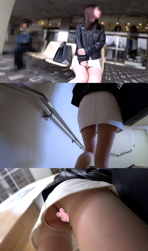美脚が際立つミニスカ姿のローアングル全身像